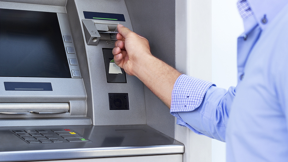 Girokontovergleich: Mann beim Geldabheben am Automat