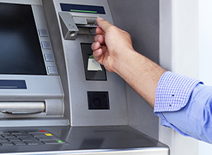 Bankkarte wird zum Geldabheben in den Bankautomaten eingeführt