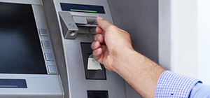 Bankkarte wird in den Bankautomat eingeführt