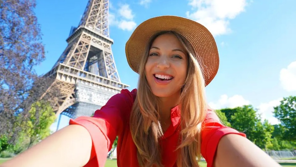 Frau steht vor dem Eifelturm in Paris