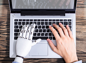 Robo Advisor: Laptop-Tastatur menschliche Hand rechts, Robotorhand links