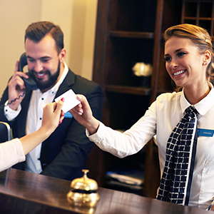 Geschäftskundenkonto: Kreditkarte wird zum Bezahlen an der Hotelrezeption übergeben