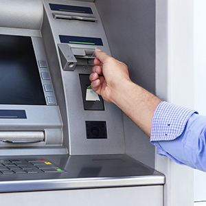 Girokonto: Bankkarte wird in Geldautomaten eingesteckt