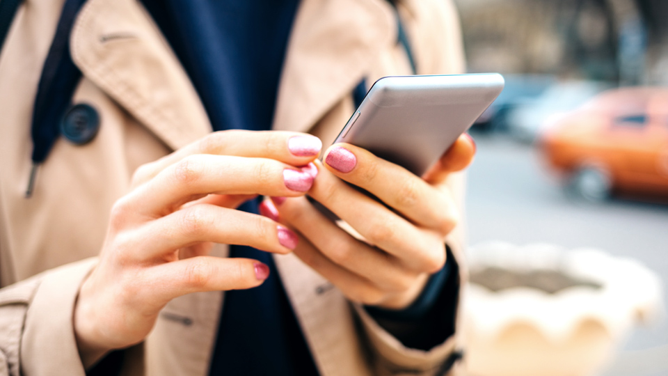 Mobilfunk Vergleich: Frau mit Smartphone