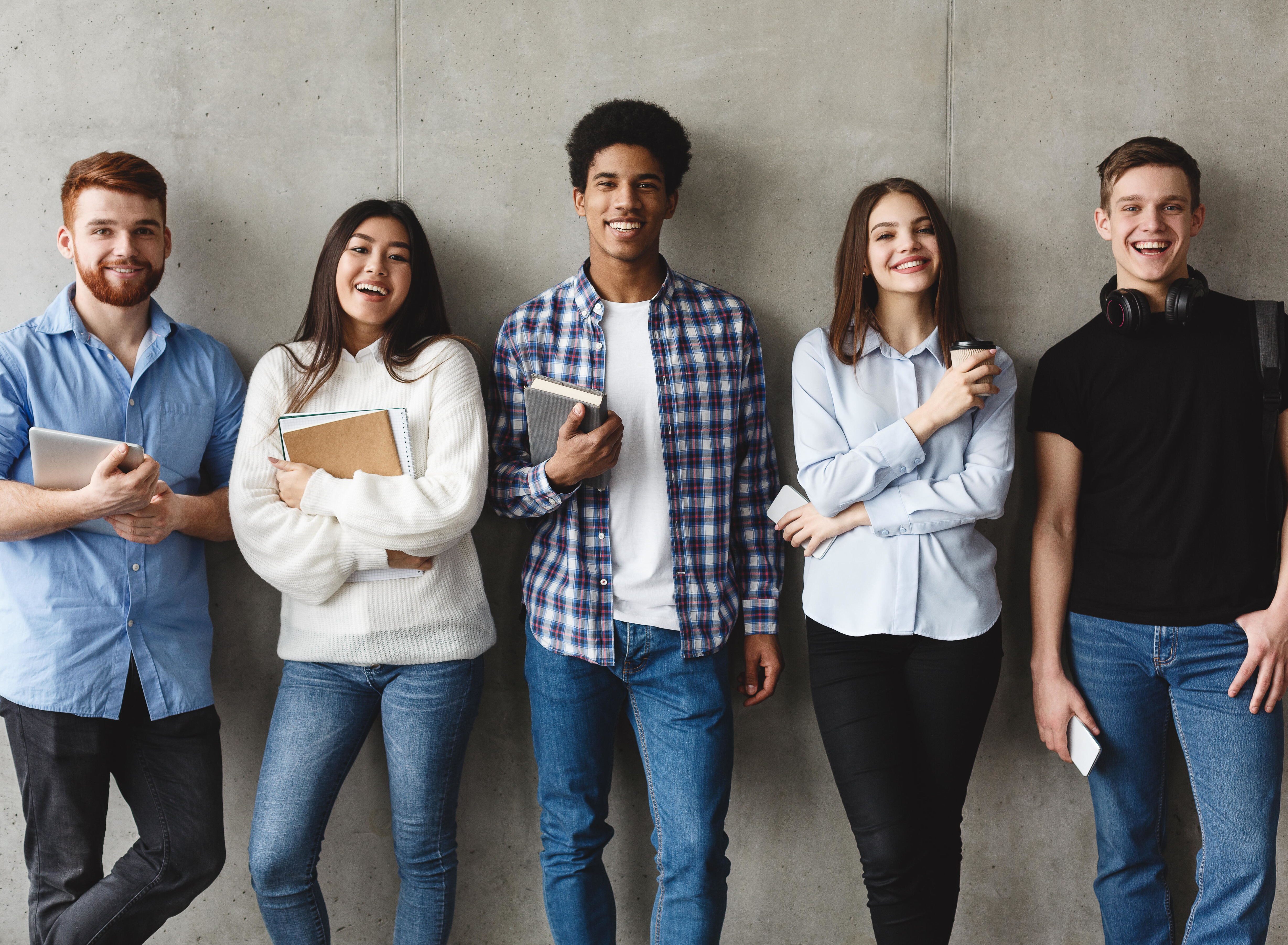 Schülerinnen und Schüler mit Büchern