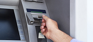 Bankkarte wird in den Bankautomat eingeführt