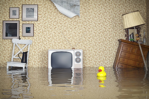 Überflutete Wohnung mit beschädigten Gegenständen