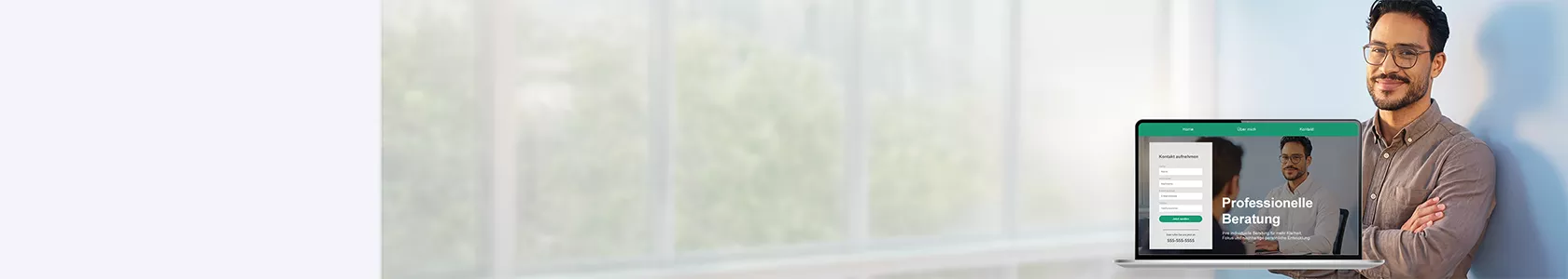 Ein Selbstständiger zeigt seine selbst erstellte Website