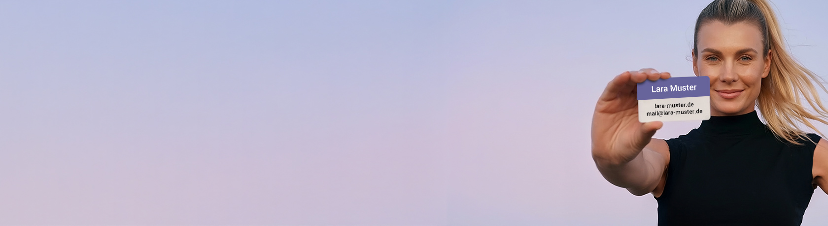 Junge Frau zeigt eine Visitenkarte mit Ihrer personalisierten E-Mail-Adresse und eigenen Webadresse.