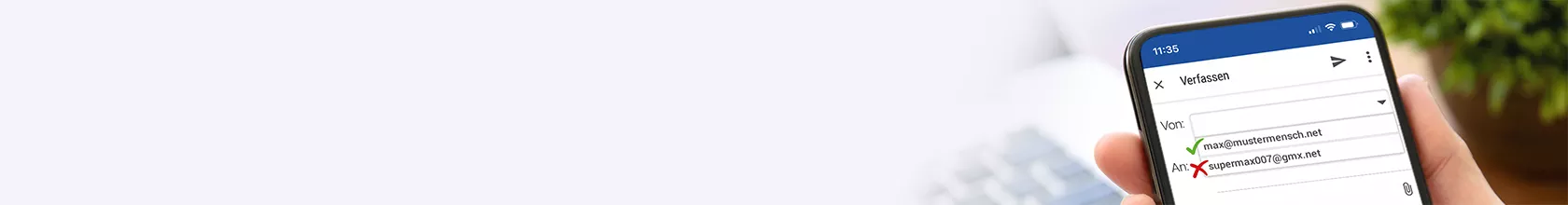 Laptop, Tablet und Mobiltelefon zeigen eine Endgerät-optimierte Darstellung einer selbst gebauten Website an