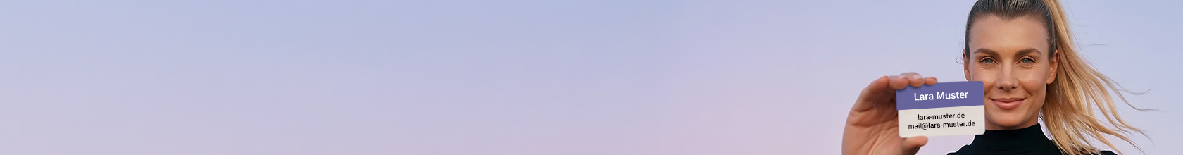 Laptop, Tablet und Mobiltelefon zeigen eine Endgerät-optimierte Darstellung einer selbst gebauten Website an