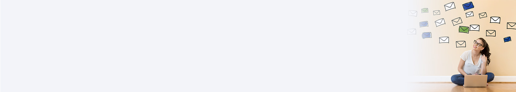 Frau sitzt mit Laptop auf dem Boden