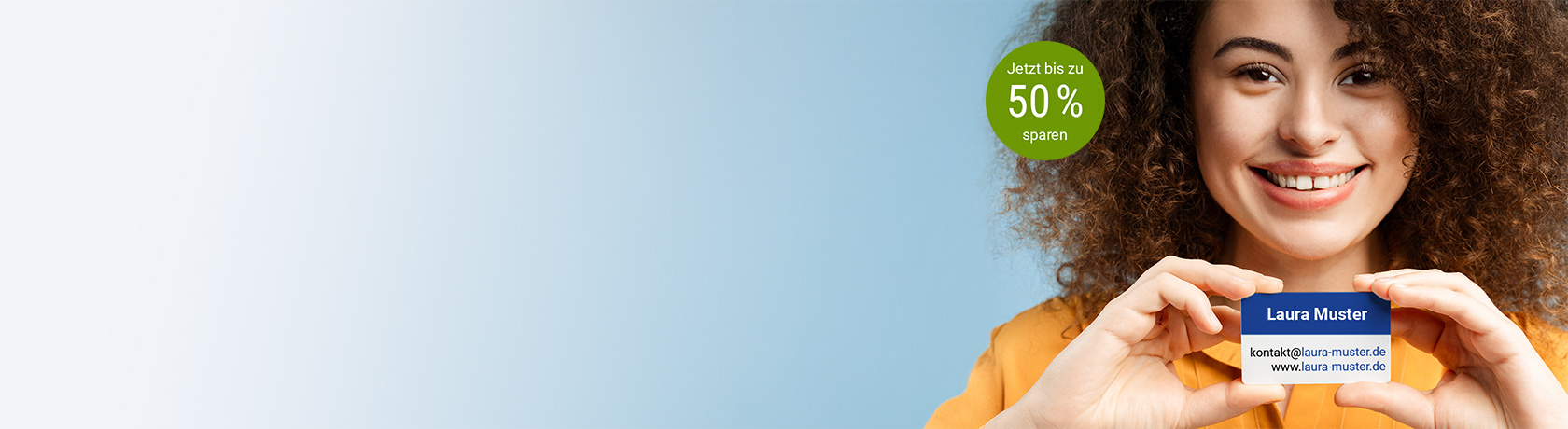 Junge Frau zeigt eine Visitenkarte mit Ihrer personalisierten E-Mail-Adresse und eigenen Webadresse.