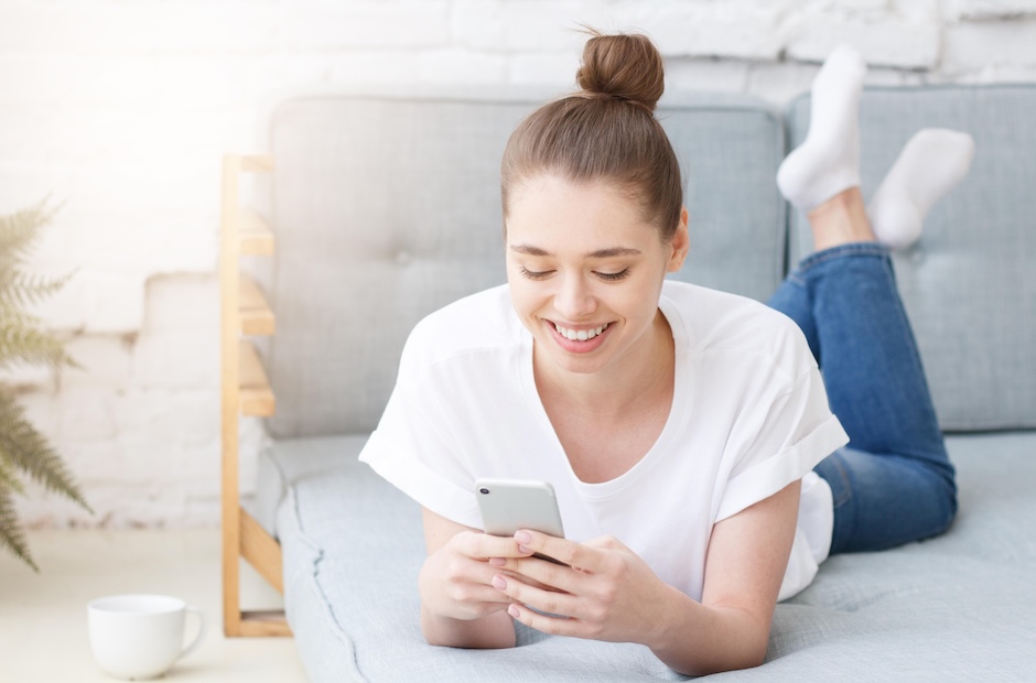 Illustration: Junge Person nutzt auf dem Smartphone ein GMX Postfach und verwaltet Fotos sowie Dateien in der Cloud. 30 GB Speicherplatz, Foto-Backup und werbefreie Nutzung von GMX Max 30. Foto: GettyImages/Damir Khabirov