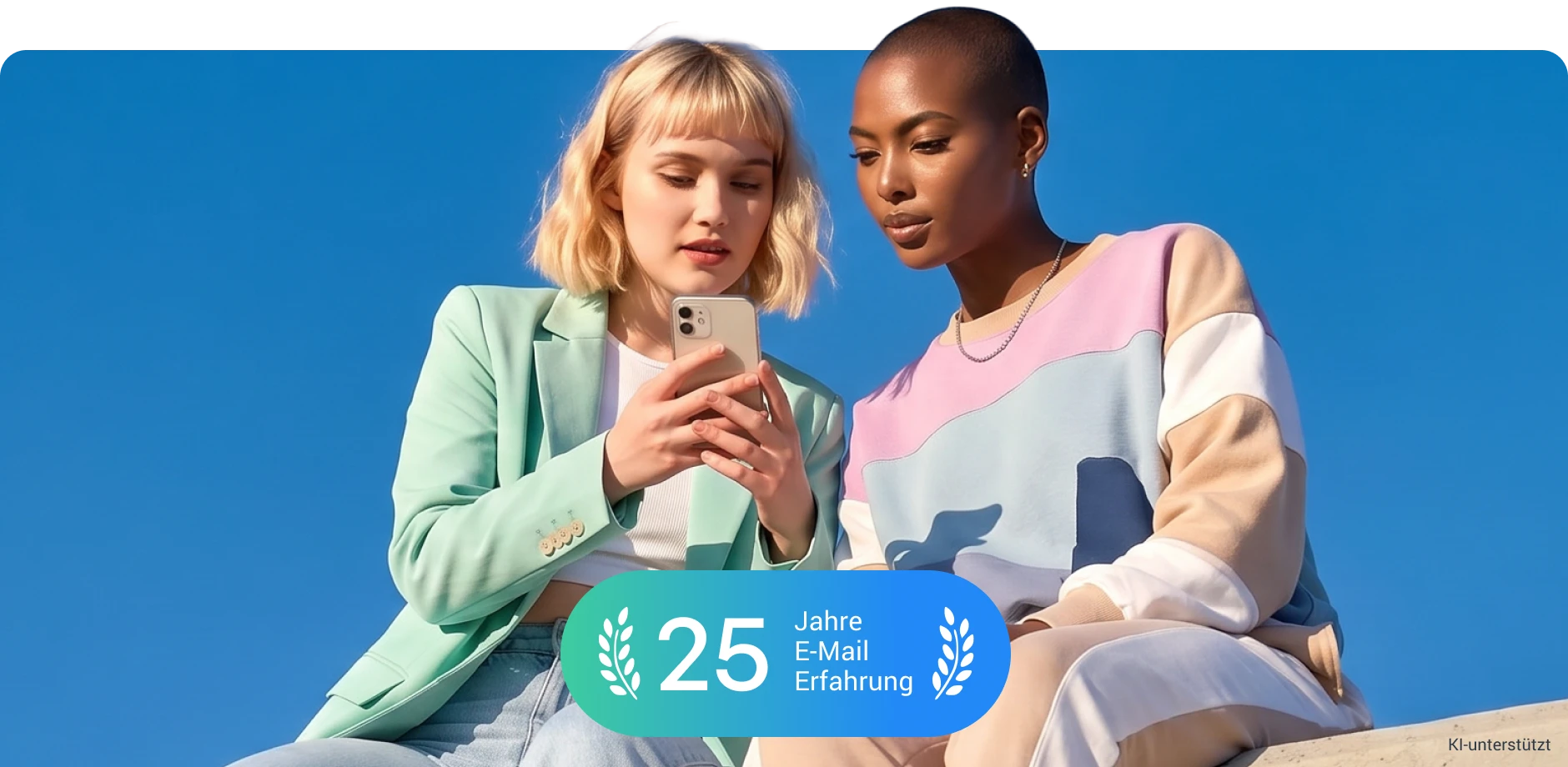Zwei junge Frauen, die auf einem Handy schauen