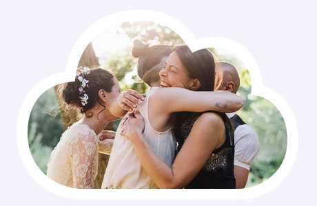 Zwei Frauen, die sich auf einer Hochzeit umarmen
