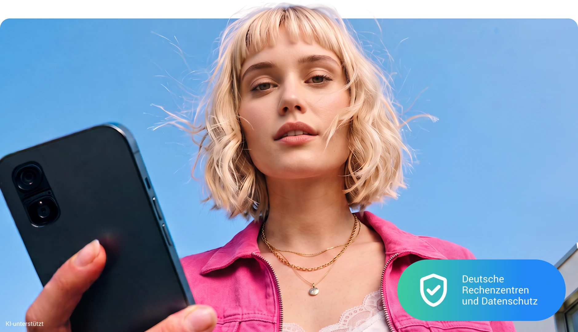 Junge Frau schaut auf ihrem Handy