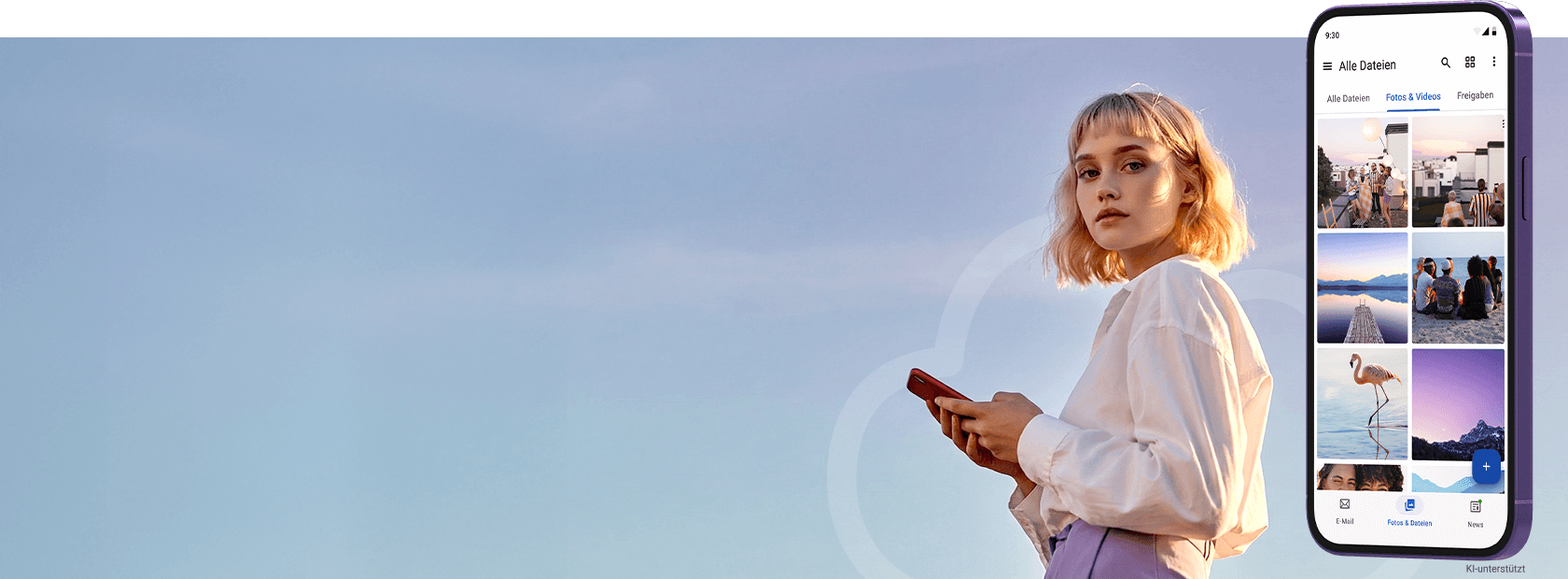 Frau hält Handy und große Ansicht vom Handy zeigt GMX Cloud
