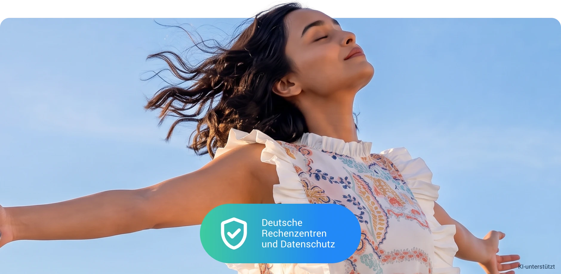 .Eine Frau steht in einer windigen Umgebung und breitet ihre Arme aus.