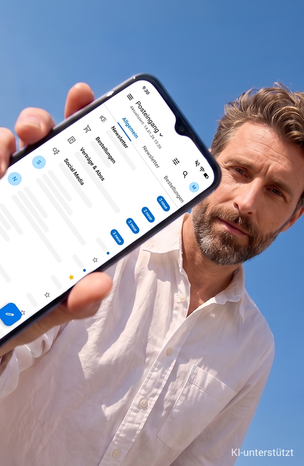 Ein Mann zeigt den GMX Posteingang auf seinem Smartphone