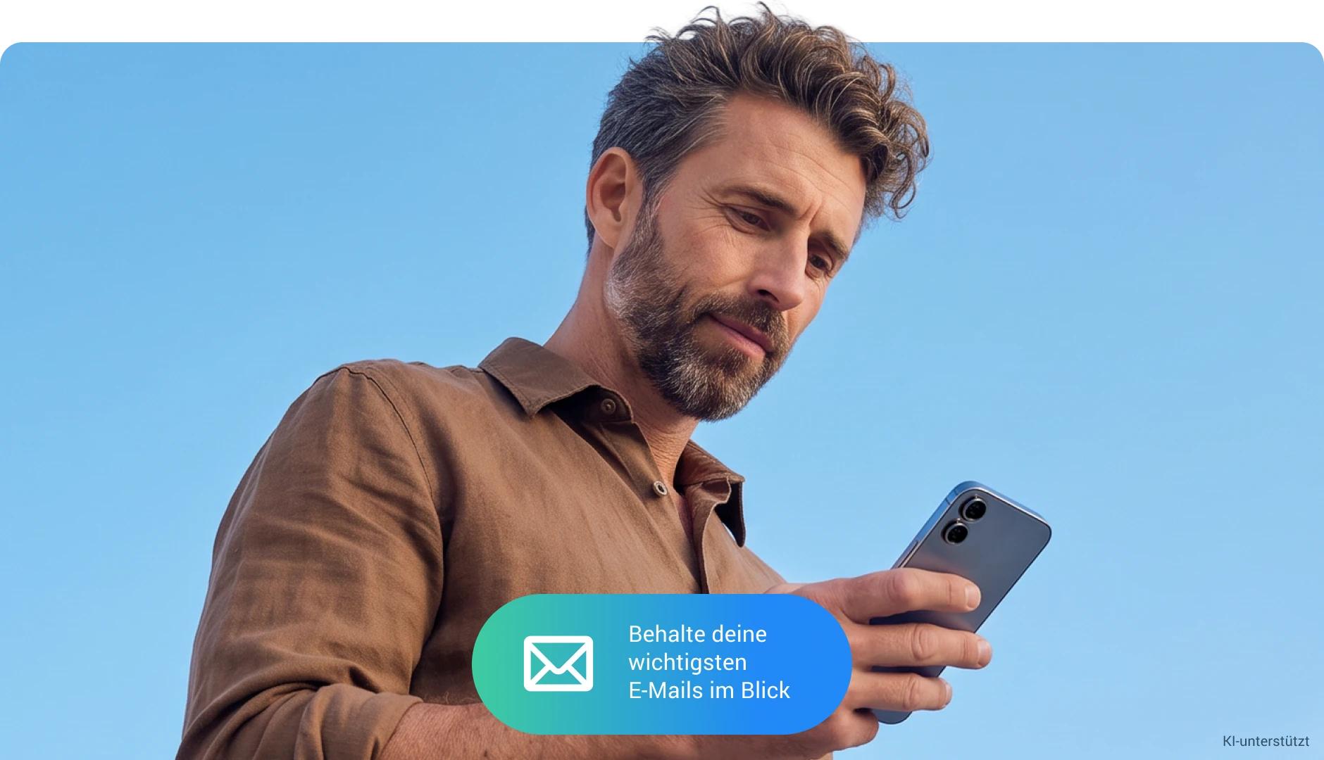 Ein Mann schaut auf ein Smartphone