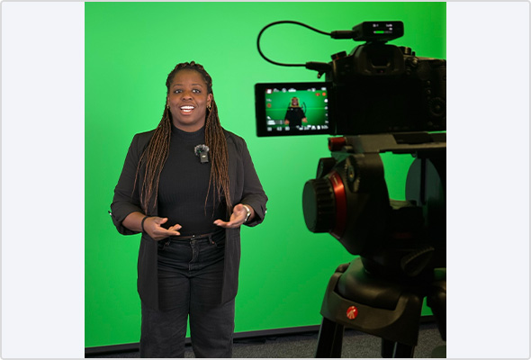 Presenterin Jésula Thomas beim Dreh vor dem Green Screen: Nachrichten, nahbarer machen.