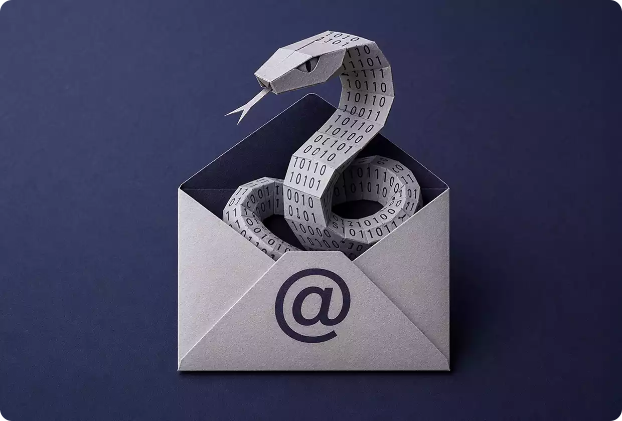 Papierschlange mit Binärcode als Haut, die aus einem E-Mail-Umschlag herausschlängelt