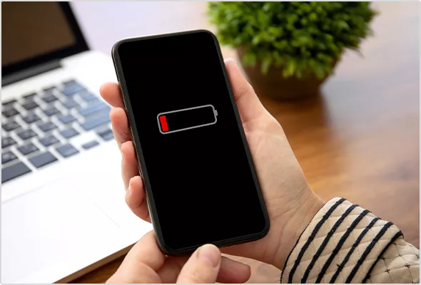 Ein Smartphone zeigt eine nahezu leere Batteriestandsanzeige.