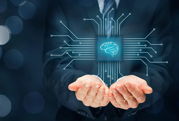 Zwei Hände, die eine virtuelle Platine mit einem künstlichen Gehirn in der Mitte hochhalten