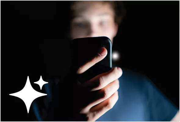 Nutzer vor dunklem Hintergrund schaut skeptisch auf sein Handy - unten links stilisierte Sternchen, symbolhaft für KI
