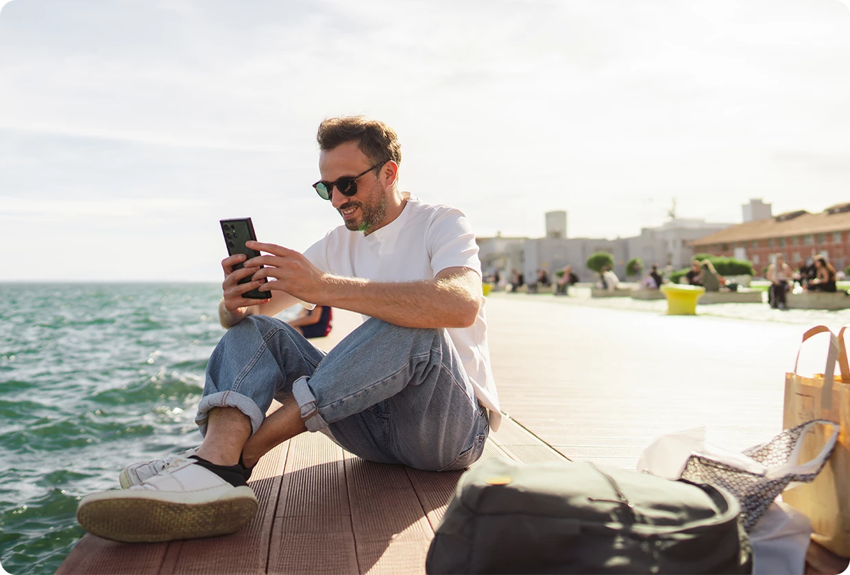 Mit der richtigen Vorbereitung können Sie Ihr Handy im Urlaub ganz entspannt nutzen.