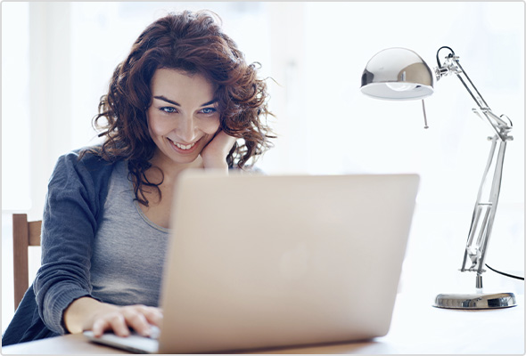 Am Laptop oder PC können Sie sich via Browser in Ihr GMX Postfach einloggen. 