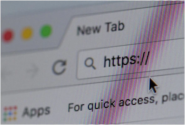 Stilisierte Darstellung einer Browserzeile, in der "https" steht. Ein Pfeil weist auf das Schlossysmbol und das s bei https - beide Merkmale stehen für SSL-Verschlüsselung