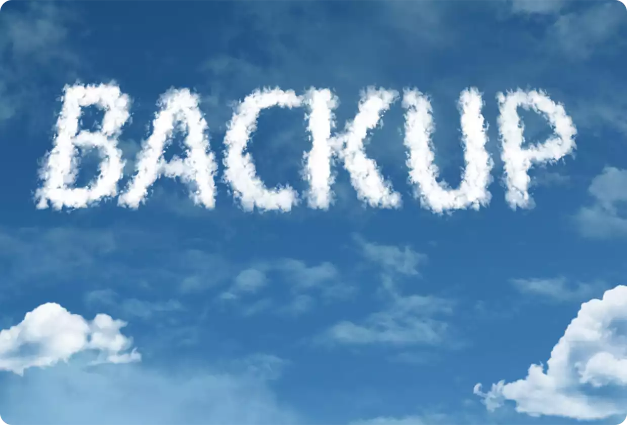 Schriftzug „Backup“ als Wolkenformation am blauen Himmel.