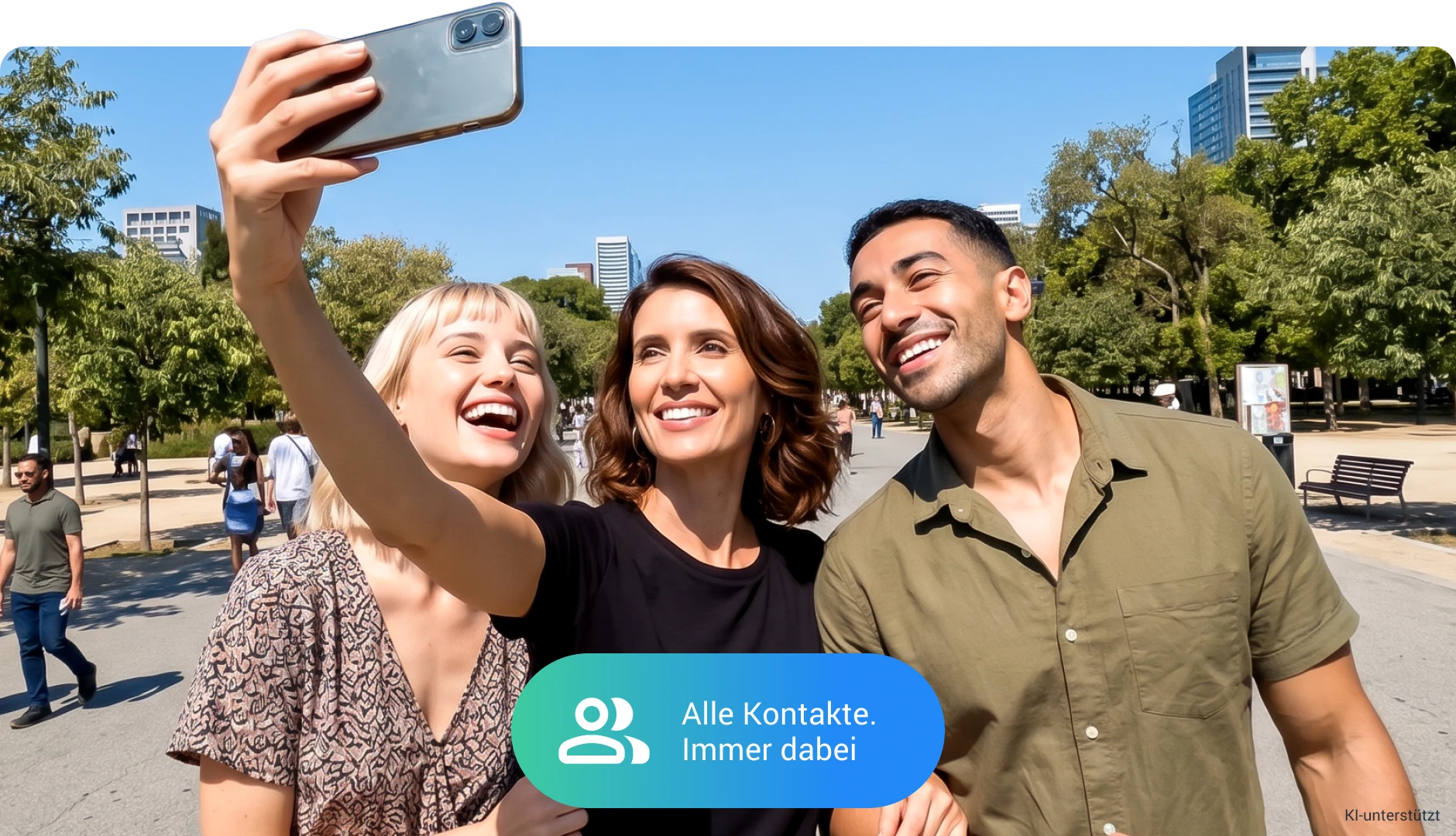 Junge Frau schaut auf ihrem Handy