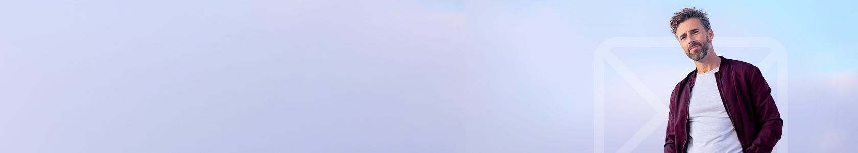 Zwei junge Menschen schauen auf Laptop