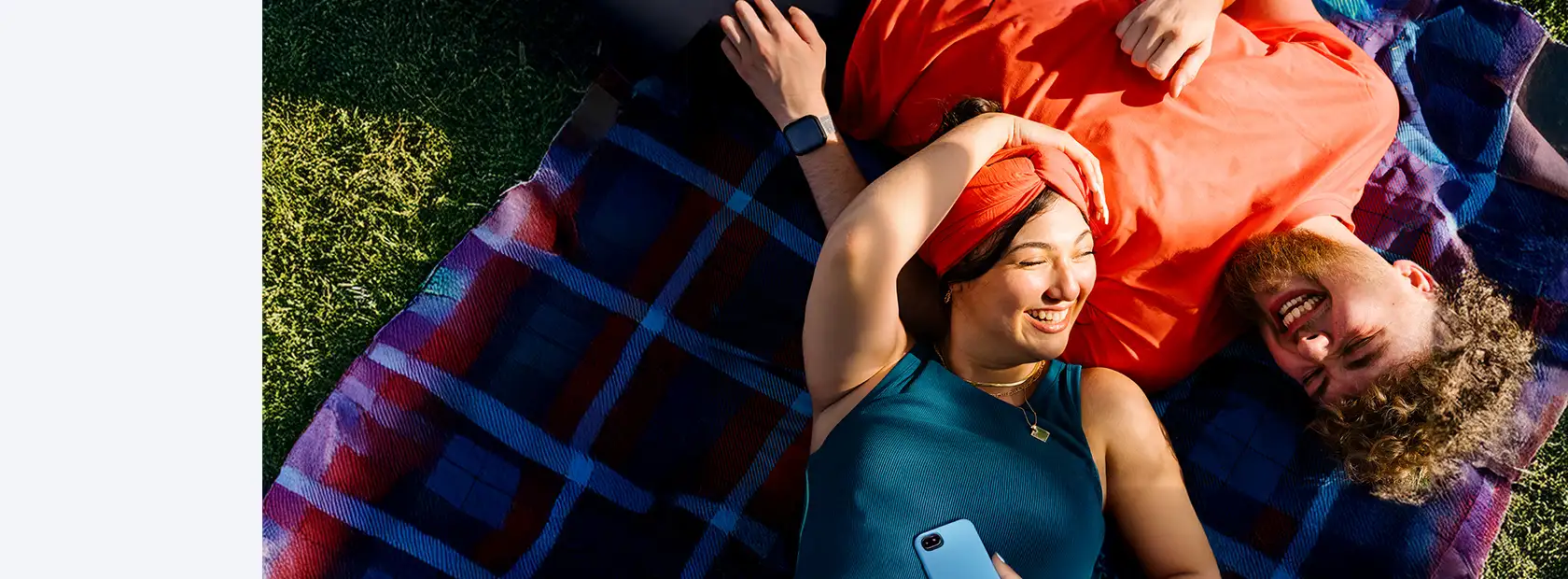 Zwei Junge Menschen mit Handy