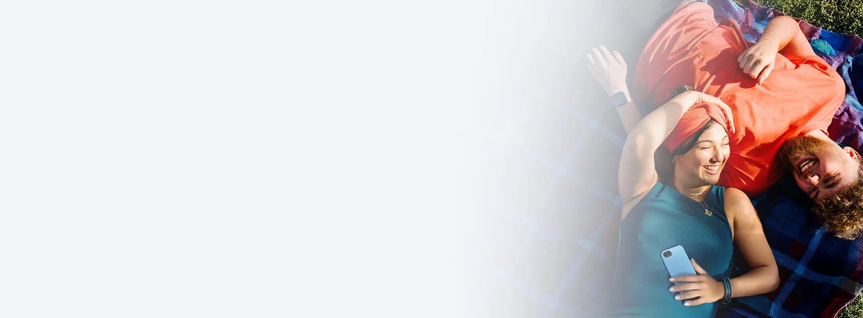 Zwei Frauen auf Dachterrasse mit Handy