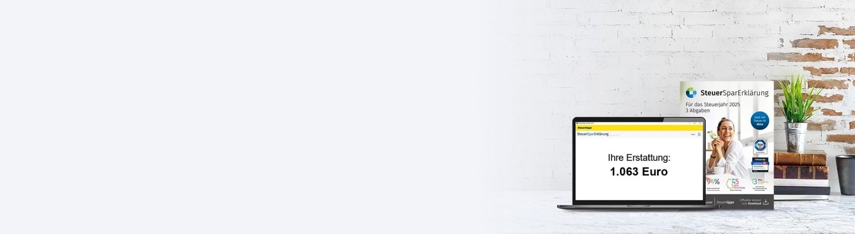 Laptop zeigt Steuererstattung von 1.095 Euro, daneben SteuerSparErklärung 2025 Softwarebox auf Tisch vor weißer Backsteinwand