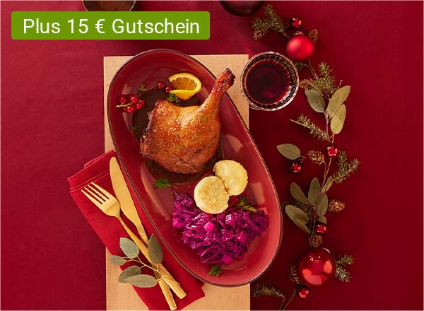 Weihnachtlich gedeckter Tisch mit Essen