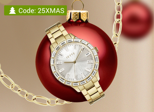 Rote Weihnachtskugel mit goldener Uhr darum gebunden.