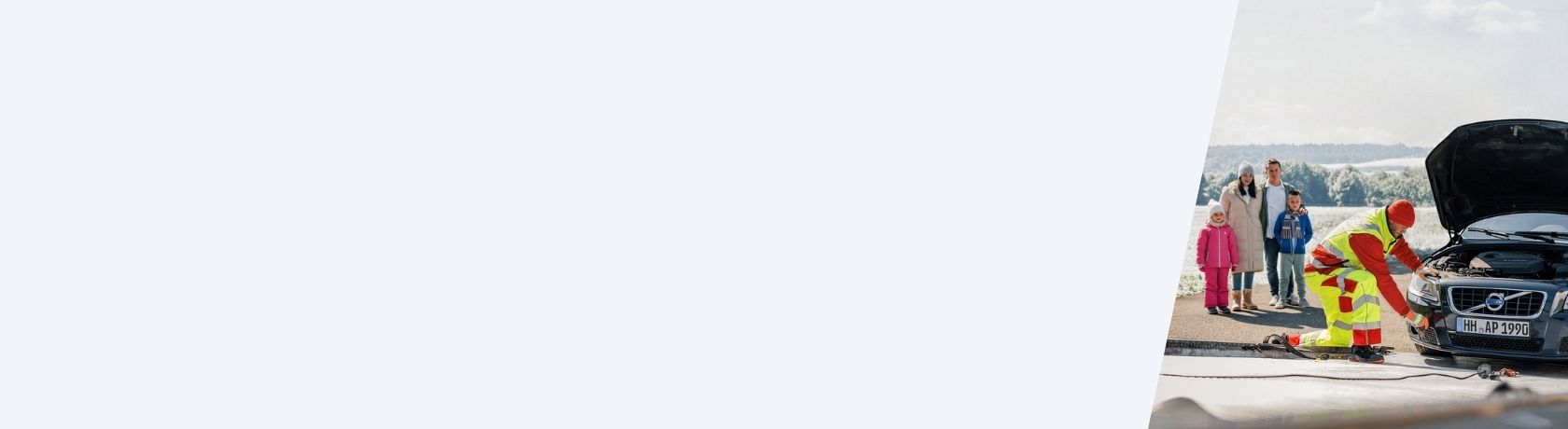 Winterliche Landschaft mit Familie deren Auto vom ACE-Pannenhelfer abgeschleppt wird.