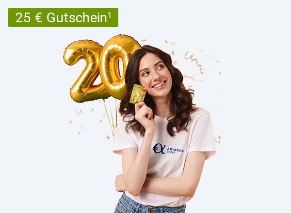 Frau mit braunen Haaren hält goldene Kreditkarte und lächelt, blauer Hintergrund, Text '25 € Wunschgutschein'
