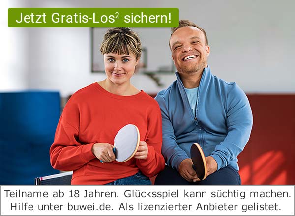 Eine Frau und ein Mann sitzen auf einer Tischtennisplatte nebeneinander und haben jeweils einen Tischtennisschläger in ihrer Hand. Im Hintergrund ist eine Sporthalle zu sehen.