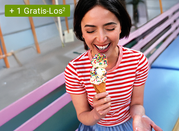 Lächelnde Frau mit einem Eis in der Hand