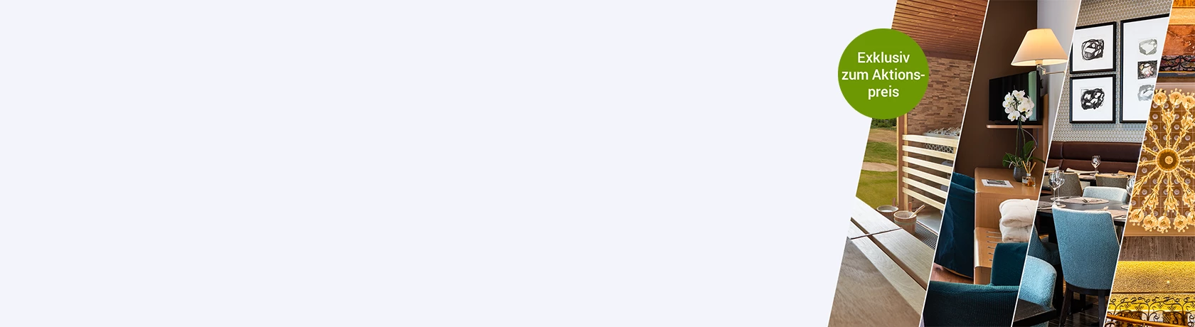 Wohnzimmer mit blauem Sofa, Holztisch, Stehlampe und mehreren gerahmten Bildern an der Wand.