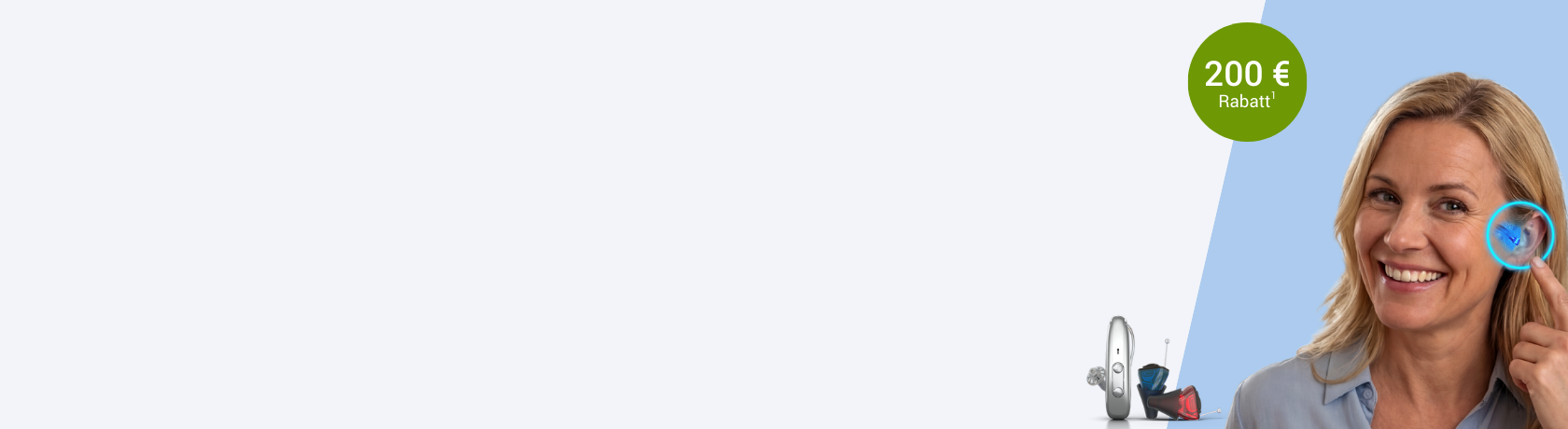 Frau mit blonden Haaren zeigt auf ihr blaues Hörgerät im rechten Ohr, daneben orangefarbener Kreis mit Text '200 € Rabatt'.
