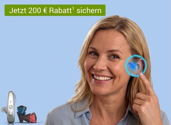 Frau mit blonden Haaren zeigt auf ihr blaues Hörgerät im rechten Ohr, daneben orangefarbener Kreis mit Text '200 € Rabatt'.