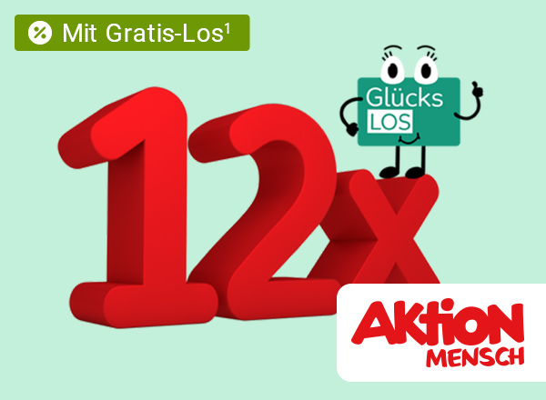 Eine Person mit lockigem, braunem Haar sitzt auf einem Bett mit grüner Bettwäsche und hält ein Schild mit der Aufschrift 'Glücks LOS'. Im Hintergrund sind ein Kleiderschrank und ein Bild an der Wand sichtbar.