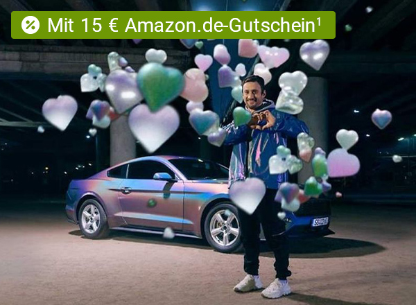 Mann steht neben silbernem Auto, umgeben von schwebenden Herz- und Sternsymbolen in verschiedenen Farben mit einem Text links oben der "+15 € Amazon.de Gutschein¹" lautet